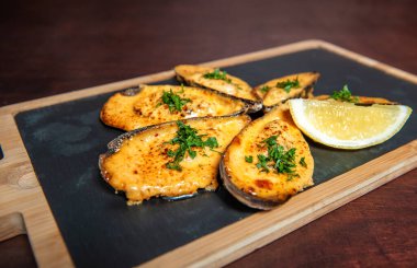 Lezzetli kabuklu midye, otlu ve limonlu domuz eti.