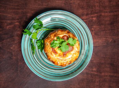 Tabağında taze yeşil maydanoz olan çoban ya da kulübe turtası. Üst yaşam