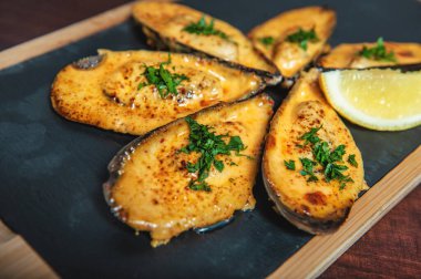 Lezzetli kabuklu midye, otlu ve limonlu domuz eti.