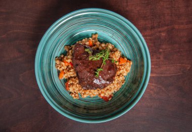 Tabağında inci arpa olan geleneksel dana yanakları. Üst yaşam