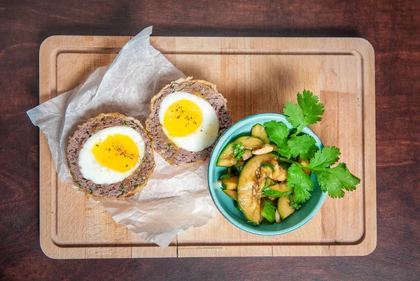 Costeleta Carne Escocesa Tradicional Com Ovos Cozidos Pepino Salsa Fresca — Fotografia de Stock