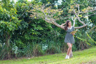 kız ormanda bir kitap okuyor