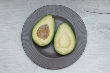 plaka gri çanak üzerinde avokado