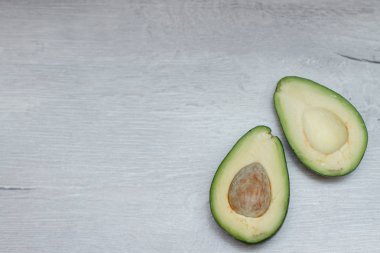 ahşap arka plan üzerinde avokado