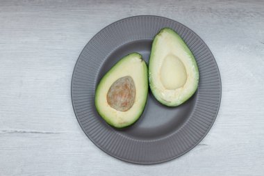 gri çanak üzerinde avokado