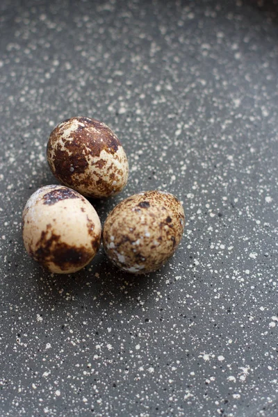 Bıldırcın Yumurtası Granit Zemin Üzerine — Stok fotoğraf