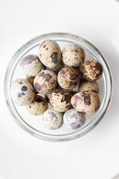Bıldırcın Yumurtası Cam Kase Üzerinde Beyaz Bir Arka Plan Üzerinde — Stok fotoğraf