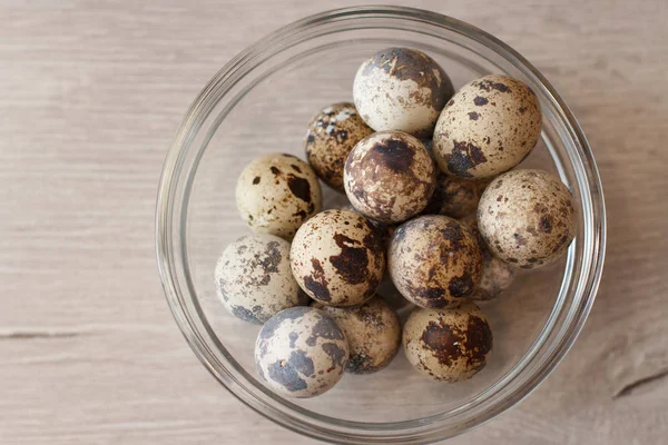 Bıldırcın Yumurtası Camına Ahşap Arka Plan Üzerinde — Stok fotoğraf