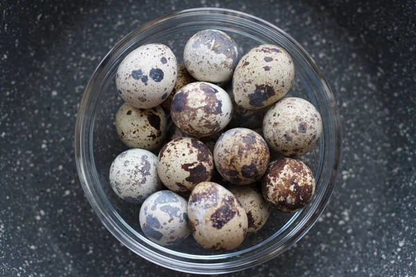 Bıldırcın Yumurtası Siyah Arduvaz Arka Plan Cam Üzerinde — Stok fotoğraf