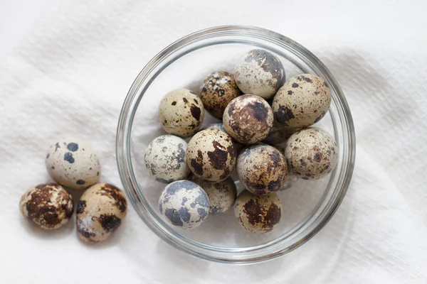 Bıldırcın Yumurtası Cam Üzerinde Beyaz Bir Arka Plan Üzerinde — Stok fotoğraf