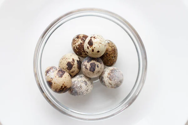 Bıldırcın Yumurtası Cam Top Bir Beyaz Bir Arka Plan Üzerinde — Stok fotoğraf