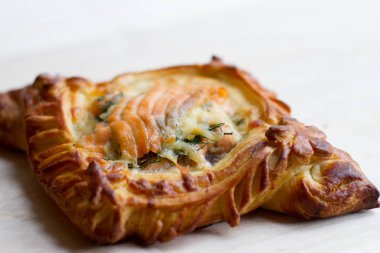 Beyaz arka plan üzerinde balıklı pasta