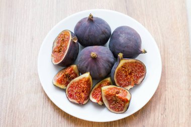 taze incir beyaz bir tabağa kesti. 