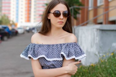 bir kız bir güneş koruyucu gözlük bir yaz sokakta portresi