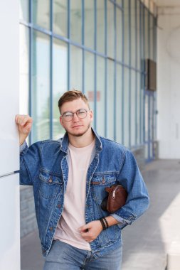 sakal ve gözlük adam