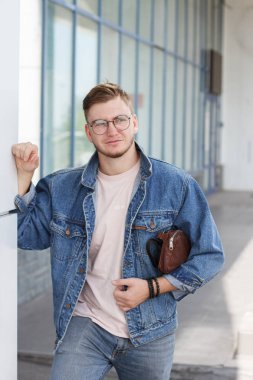 gözlük ve kot adam 