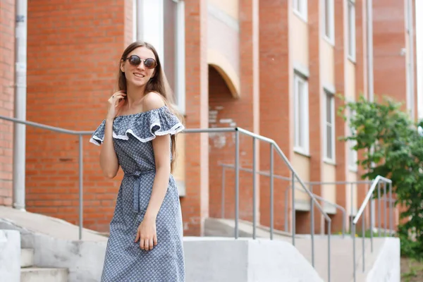 bir kız bir güneş koruyucu gözlük bir yaz sokakta portresi