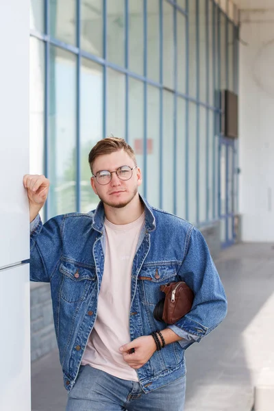 sakal ve gözlük adam