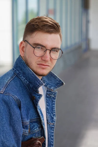 Ernstige Man Met Bril Jeans Kijken Camera — Stockfoto