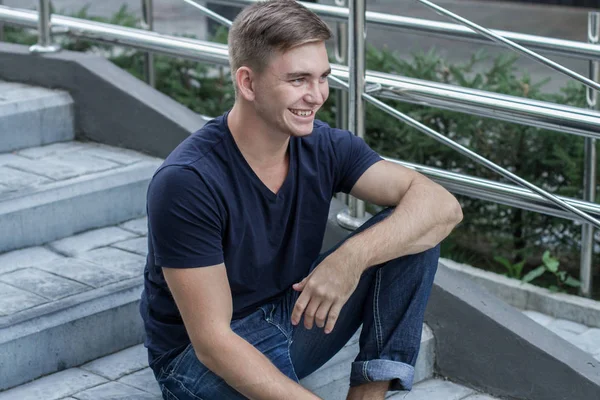 Starker Erfolgreicher Kerl Sitzt Lächelnd Auf Der Veranda — Stockfoto