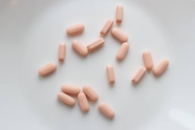 beyaz arkaplanda haplar