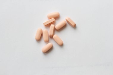 Beyaz arka plan haplarla izole