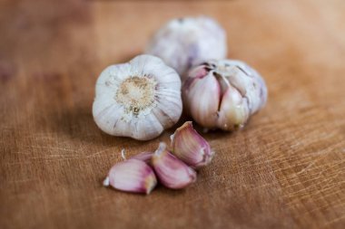 Ahşap tahta arka plan kafasına sarımsak