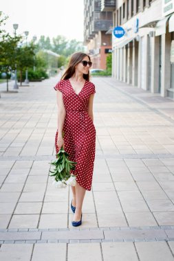 mutlu kız sokakta yürüme