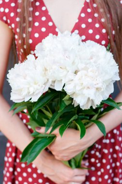 Bir buket peonies tutan kız