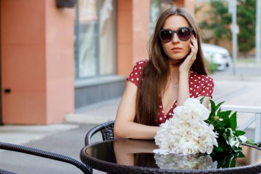 kız kameraya bir buket ile