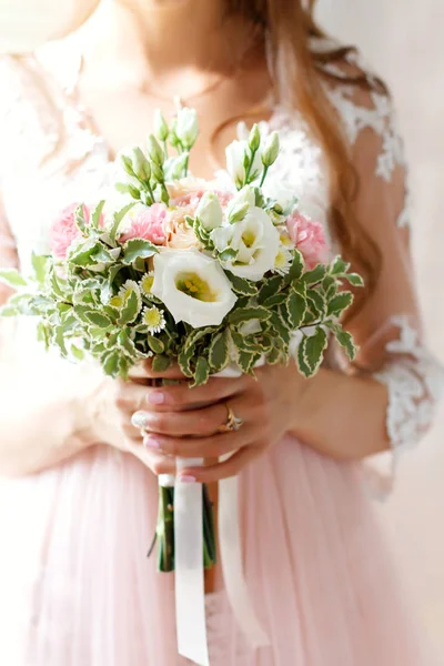 Sposa Tenendo Tra Braccia Bouquet — Foto Stock