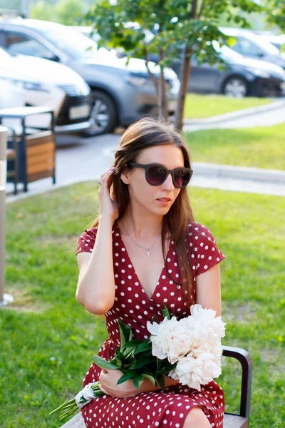Kız Bir Buket Çiçek Kentin Sokakta Oturan — Stok fotoğraf