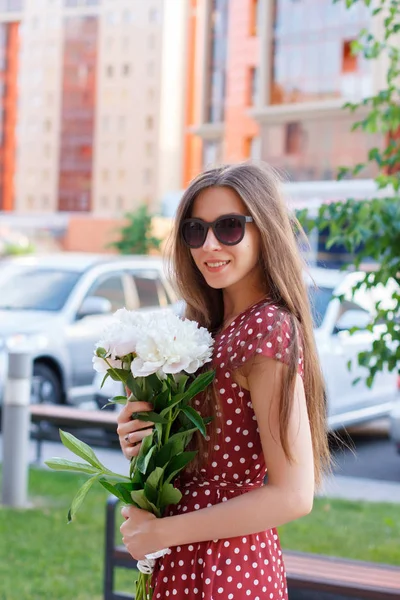 Kameranın Göz Çiçekler Ile Mutlu Kız — Stok fotoğraf