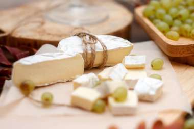 camembert peyniri ve ahşap tahta üzerinde üzüm  