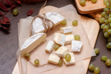 camembert peyniri ve üzüm masada