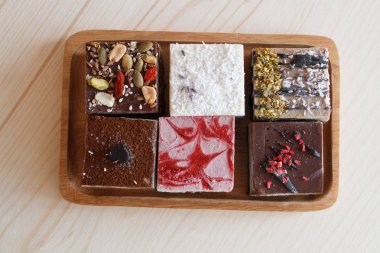 Ahşap tahta üzerinde ayarla kek