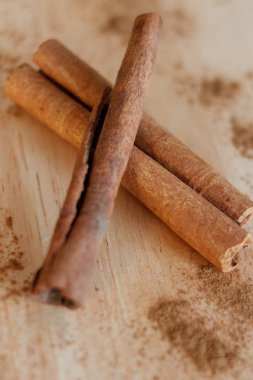 kek bir ahşap tahta üzerinde kümesi