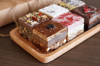 kek bir ahşap tahta üzerinde kümesi