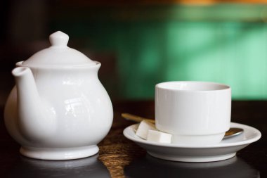 beyaz su ısıtıcısı ve fincan tabağı üzerinde