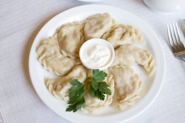 ekşi krema ve maydanoz ile köfte