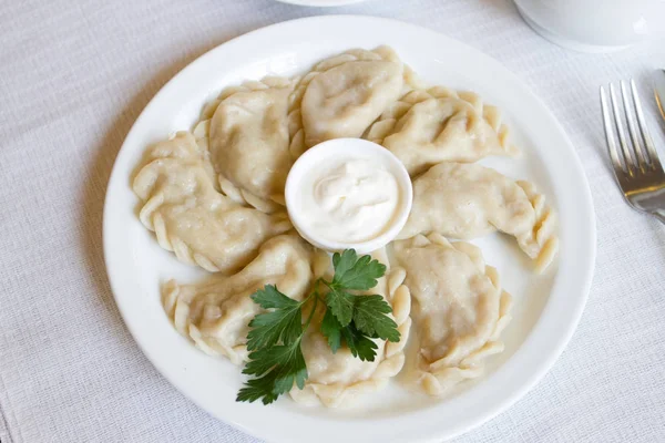 Dumplings Met Zure Room Peterselie — Stockfoto