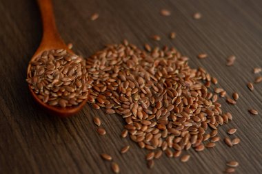 ahşap arka plan üzerinde keten tohumu