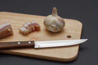 Ahşap tahta üzerinde sarımsaklı domuz yağı