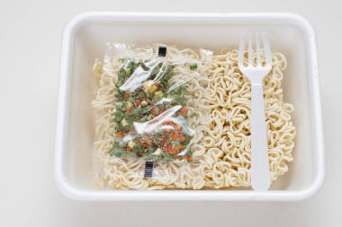 çatal ile bir beslenme çantası içinde anlık erişte