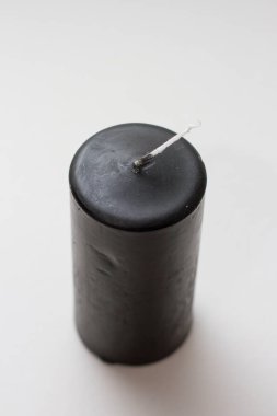 Beyaz arka planda siyah mum