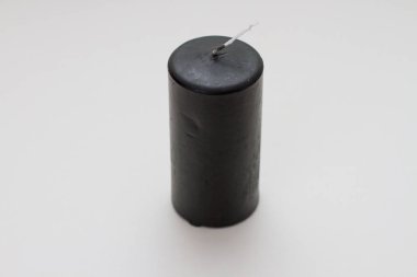 Beyaz arka planda siyah mum