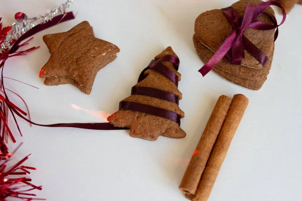 ジンジャーブレッドのクッキーと正月飾り — ストック写真