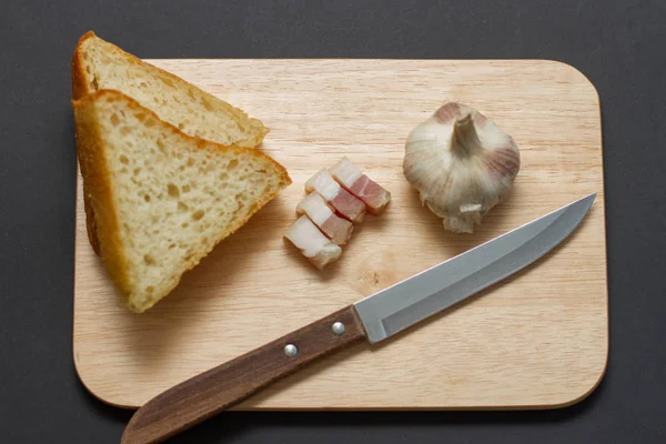 Schmalz Mit Brot Und Knoblauch Auf Holzbrett — Stockfoto