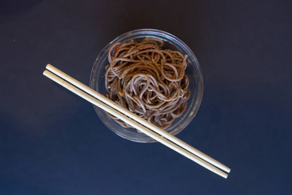 Fideos Soba Plato Vidrio Con Palillos —  Fotos de Stock