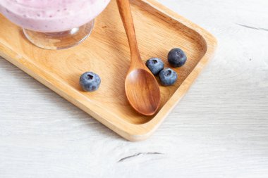 ahşap tahta üzerinde çilek